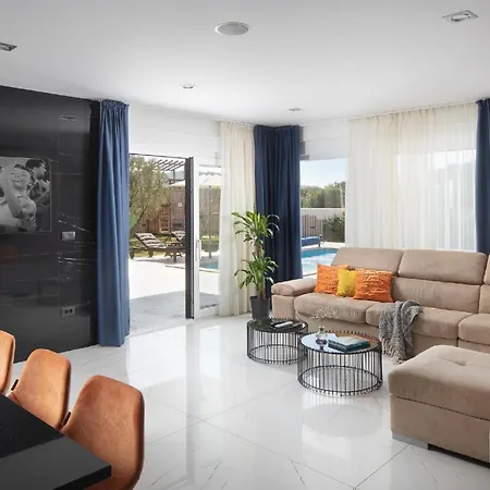 Mit Privatpool Fuer 10 Personen Ca 308 Qm In Banjole, Istrien Istrische Riviera Banjole