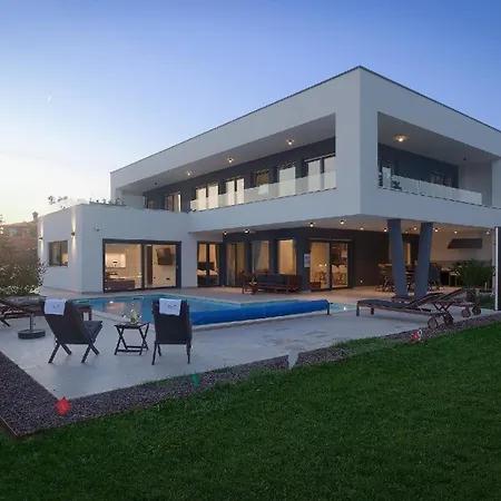Mit Privatpool Fuer 10 Personen Ca 308 Qm In Banjole, Istrien Istrische Riviera *